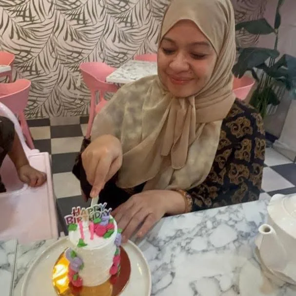 Terima Hadiah & Kek Istimewa Dari Brunei USTAZAH SHARIFAH KHASIF Luah Syukur, Kini Genap 43 Tahun