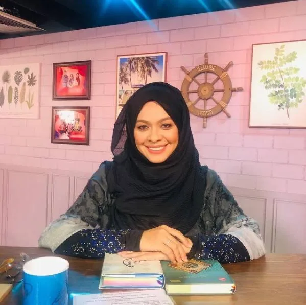 Terima Hadiah & Kek Istimewa Dari Brunei USTAZAH SHARIFAH KHASIF Luah Syukur, Kini Genap 43 Tahun