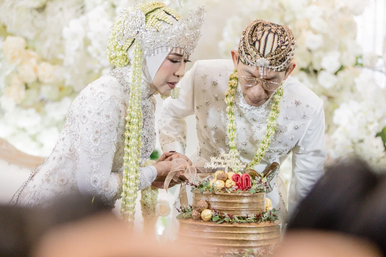 Kembali Jadi ‘Pengantin’ Sempena Anniversary Ke-30, MELLY GOESLAW Kongsi Momen Bersama Suami