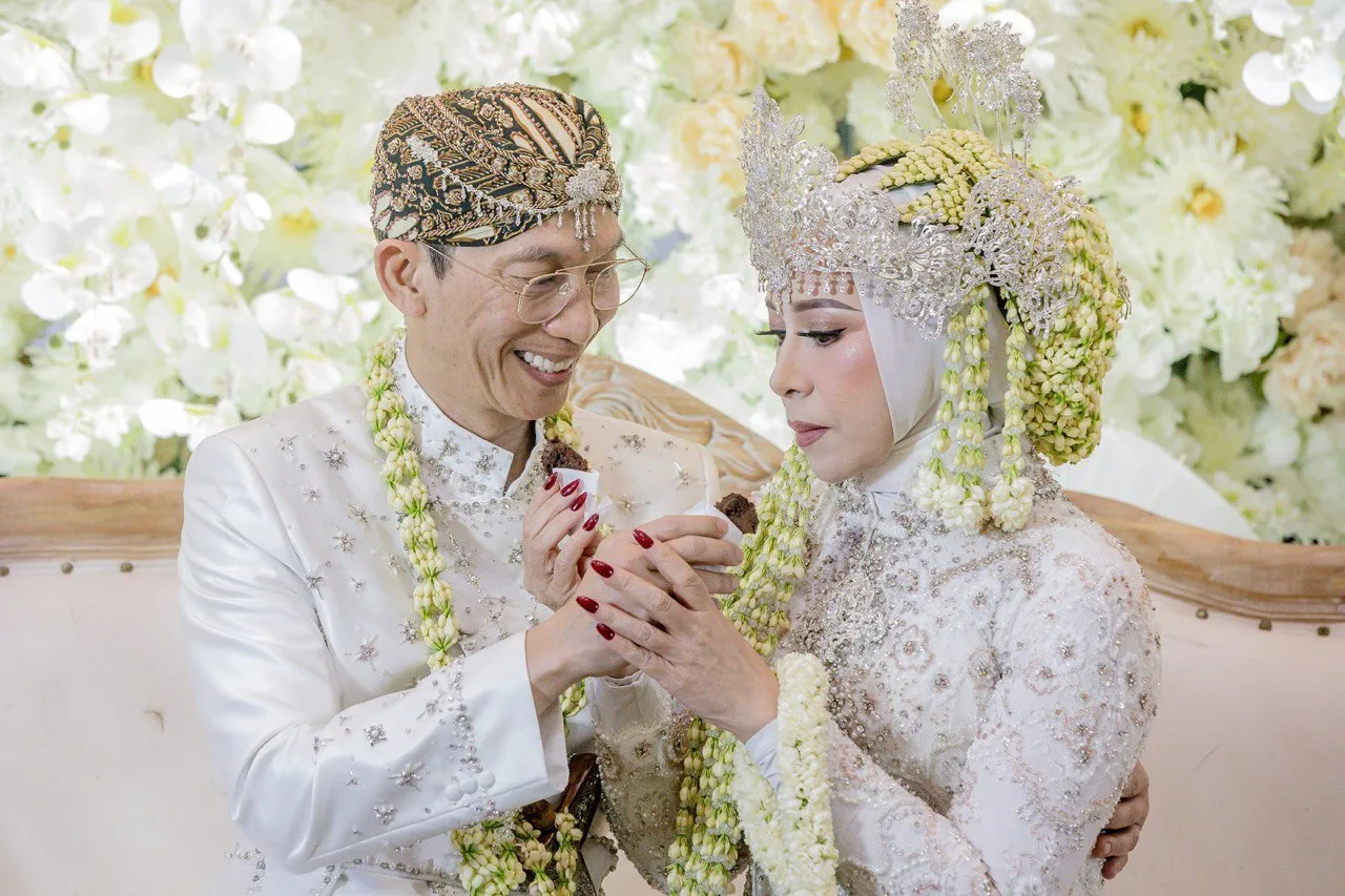 Kembali Jadi ‘Pengantin’ Sempena Anniversary Ke-30, MELLY GOESLAW Kongsi Momen Bersama Suami