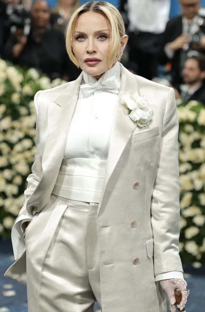 Rai Ulang Tahun Kelahiran Ke-67 MADONNA Sewa Kediaman Mewah & Tonton Perlumbaan Kuda Di Itali 29 Rai Ulang Tahun Kelahiran Ke-67 MADONNA Sewa Kediaman Mewah & Tonton Perlumbaan Kuda Di Itali