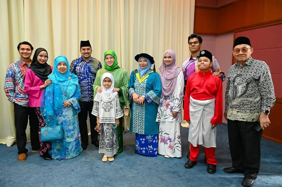Hebat Prof Datin Dr Irwani, Isteri Dato’ Dr Asyraf Ini Terpelajar, Ibu 6 Anak & Lancar Buku Kewangan Islam!