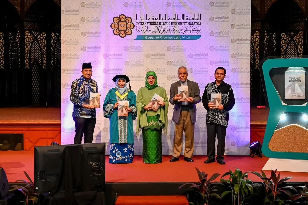 Hebat Prof Datin Dr Irwani, Isteri Dato’ Dr Asyraf Ini Terpelajar, Ibu 6 Anak & Lancar Buku Kewangan Islam!