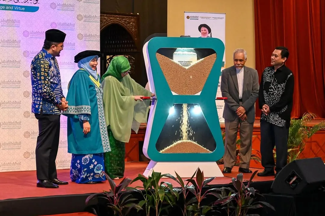 Hebat Prof Datin Dr Irwani, Isteri Dato’ Dr Asyraf Ini Terpelajar, Ibu 6 Anak & Lancar Buku Kewangan Islam!