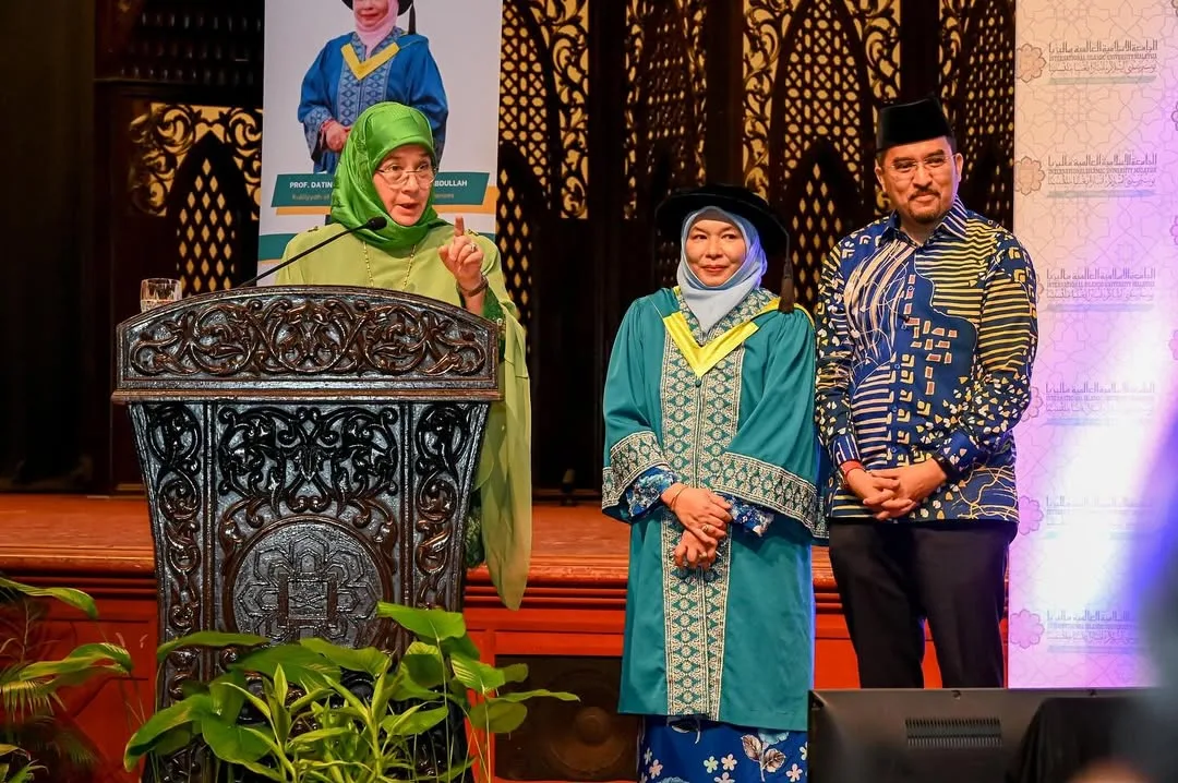 Hebat Prof Datin Dr Irwani, Isteri Dato’ Dr Asyraf Ini Terpelajar, Ibu 6 Anak & Lancar Buku Kewangan Islam!