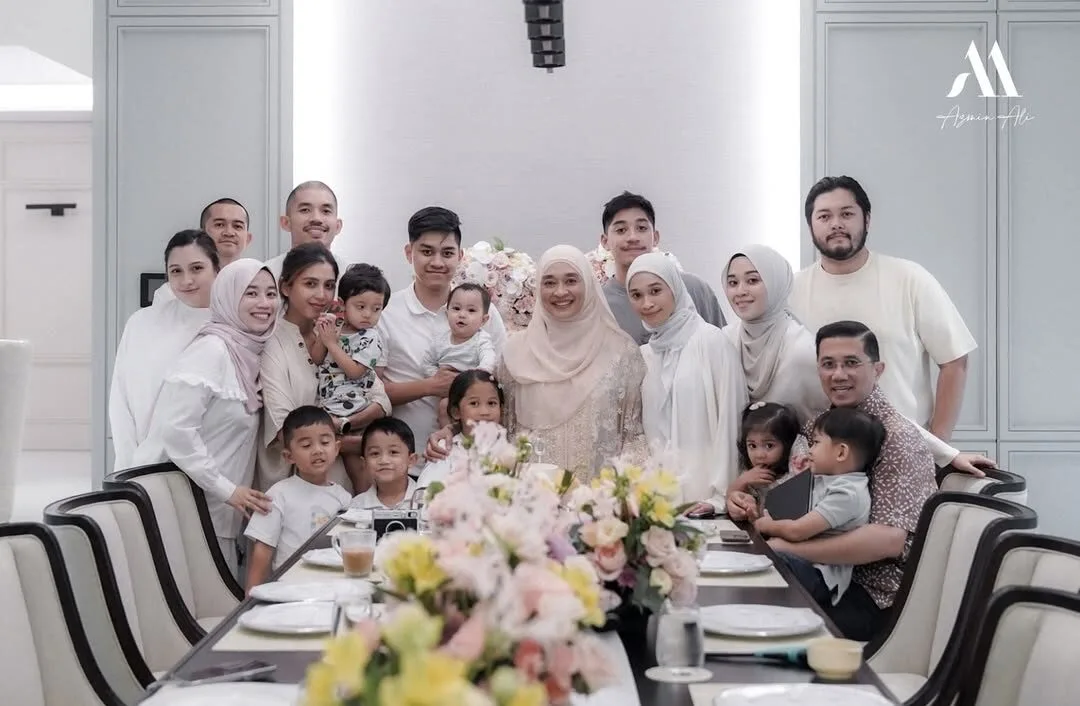 Masak Sotong Goreng Kunyit Sempena Birthday Isteri ke-60, Dato' Seri Azmin Ali Mahir Memasak & Ada 7 Cucu 13 Masak Sotong Goreng Kunyit Sempena Birthday Isteri ke-60, Dato’ Seri Azmin Ali Mahir Memasak & Ada 7 Cucu