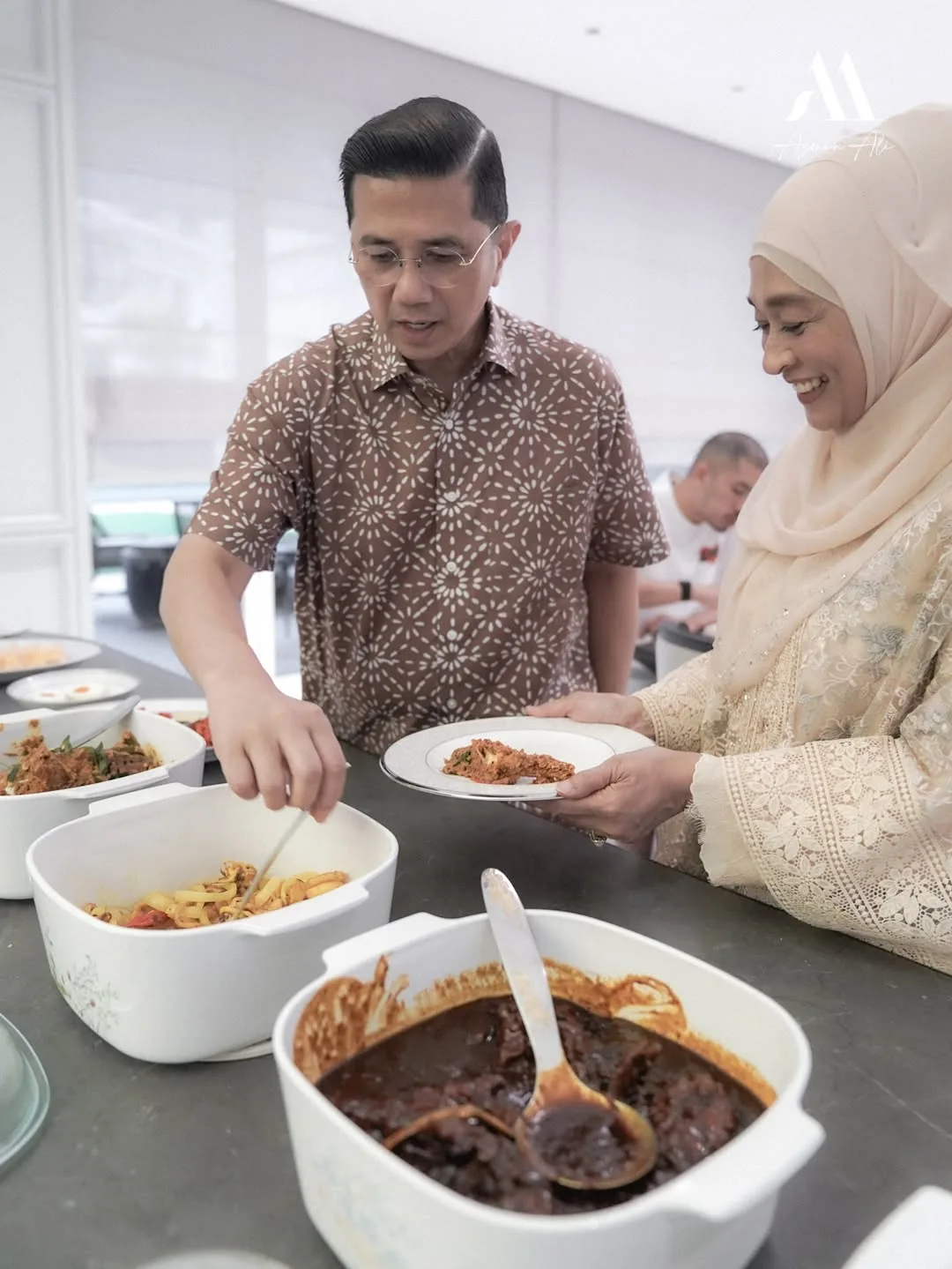 Masak Sotong Goreng Kunyit Sempena Birthday Isteri ke-60, Dato' Seri Azmin Ali Mahir Memasak & Ada 7 Cucu 16 Masak Sotong Goreng Kunyit Sempena Birthday Isteri ke-60, Dato’ Seri Azmin Ali Mahir Memasak & Ada 7 Cucu