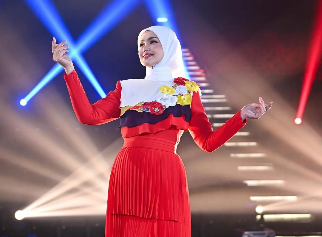 Nyanyikan Lagu Tema Hari Kebangsaan 2025 “Lagu-Lagu Seumpama Ini Sangat Dekat Dengan Jiwa & Portfolio Karier Saya” DATO’ SRI SITI NURHALIZA