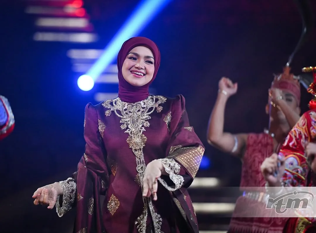 Nyanyikan Lagu Tema Hari Kebangsaan 2025 “Lagu-Lagu Seumpama Ini Sangat Dekat Dengan Jiwa & Portfolio Karier Saya” DATO’ SRI SITI NURHALIZA