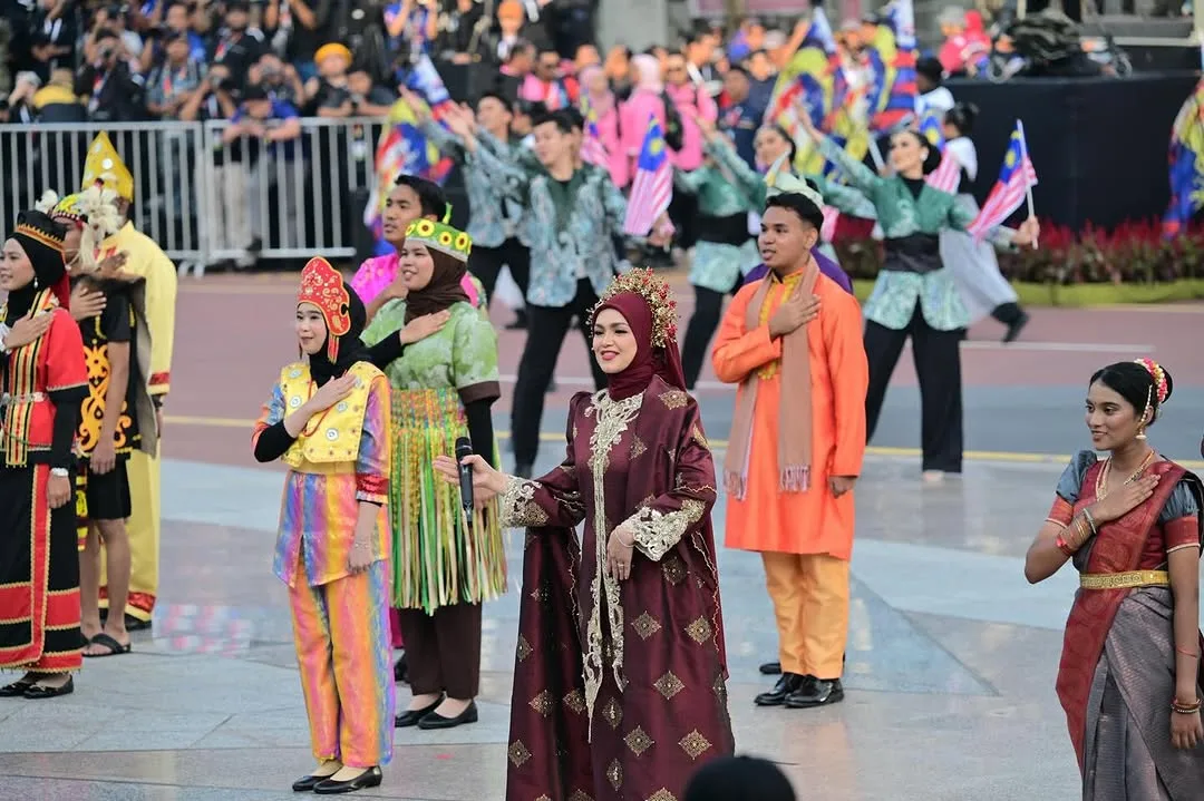 Nyanyikan Lagu Tema Hari Kebangsaan 2025 “Lagu-Lagu Seumpama Ini Sangat Dekat Dengan Jiwa & Portfolio Karier Saya” DATO’ SRI SITI NURHALIZA