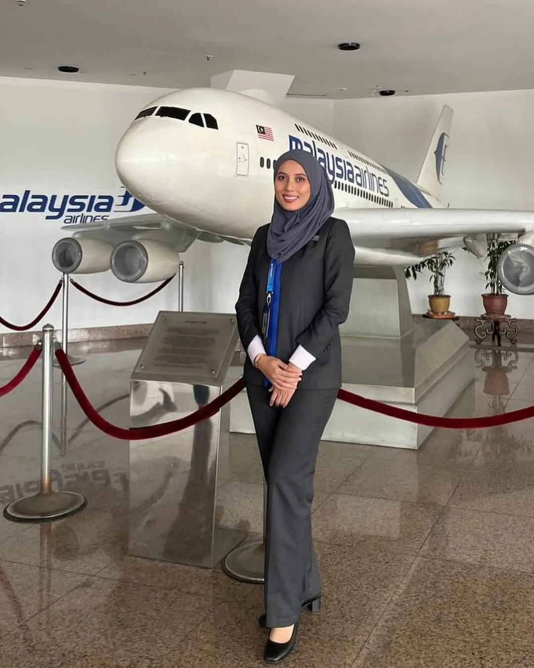 Bertugas Sebagai Pramugari & Anggun Berhijab, Cantik Nelissa Senrose Kakak Sulung Adik-Beradik Senrose! 22 Bertugas Sebagai Pramugari & Anggun Berhijab, Cantik Nelissa Senrose Kakak Sulung Adik-Beradik Senrose!