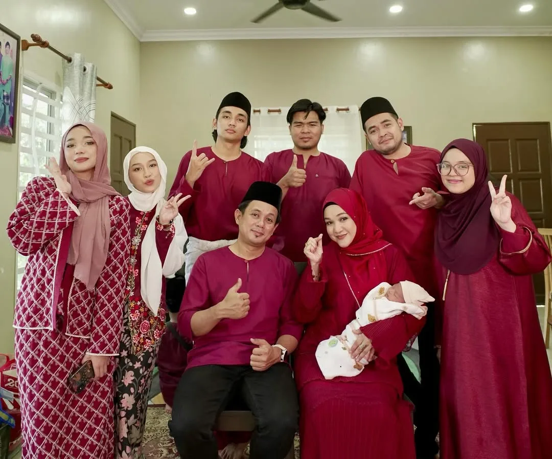 Masih Aktif Nyanyi & Dah Ada 2 Cucu, Ismaliza Kakak Tomok Ini Tampil Jelita Usia 46 Tahun!