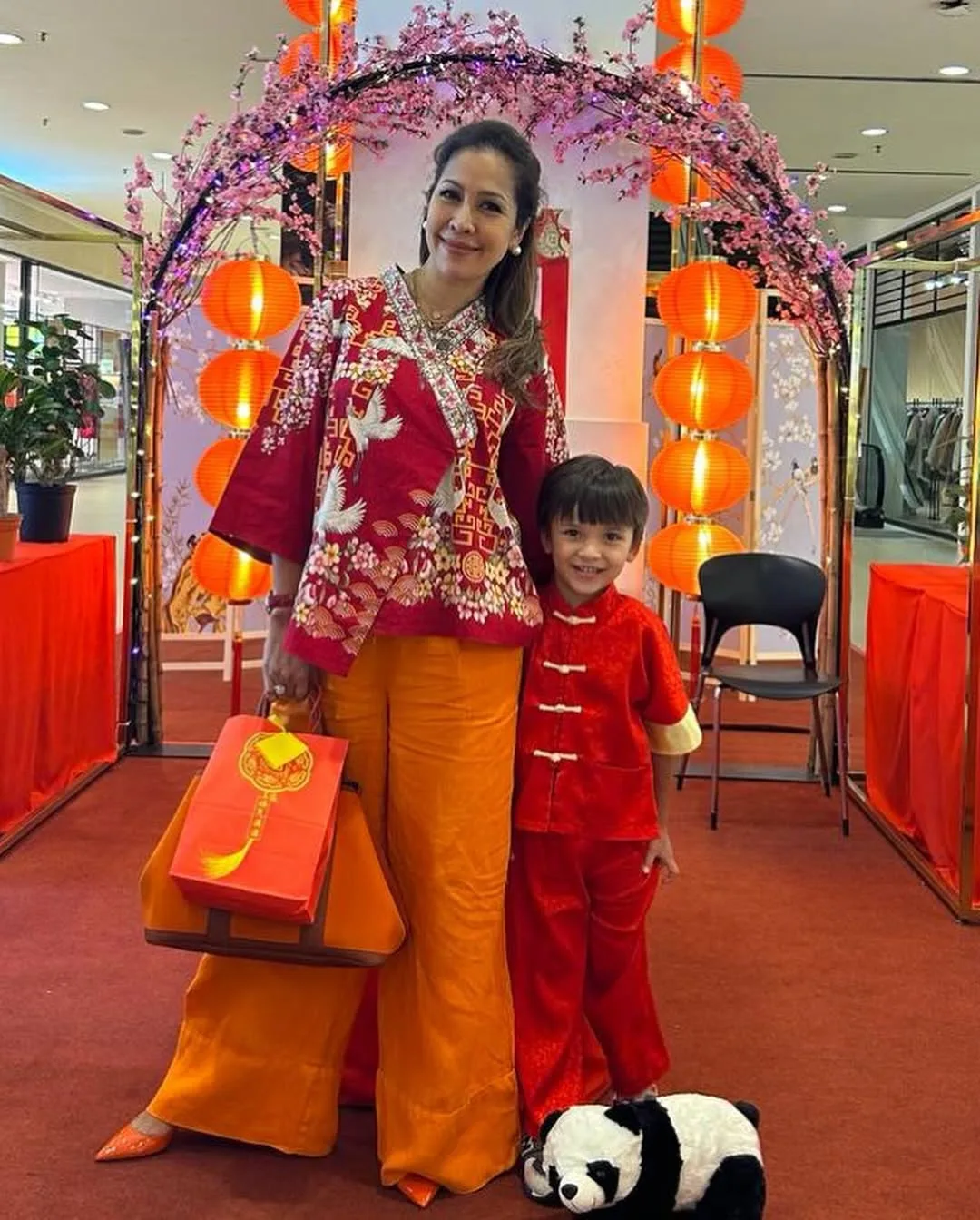 Anak Sulung Cecah Usia 27 Tahun, Datin Arianie Titip Doa Buat Anak & Kejelitaan Isteri Dato’ Hattan Usia 53 Ini Raih Tumpuan! 51 Anak Sulung Cecah Usia 27 Tahun, Datin Arianie Titip Doa Buat Anak & Kejelitaan Isteri Dato’ Hattan Usia 53 Ini Raih Tumpuan!