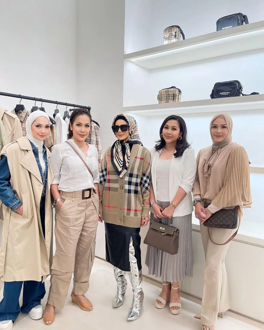 Anak Sulung Cecah Usia 27 Tahun, Datin Arianie Titip Doa Buat Anak & Kejelitaan Isteri Dato’ Hattan Usia 53 Ini Raih Tumpuan! 52 Anak Sulung Cecah Usia 27 Tahun, Datin Arianie Titip Doa Buat Anak & Kejelitaan Isteri Dato’ Hattan Usia 53 Ini Raih Tumpuan!