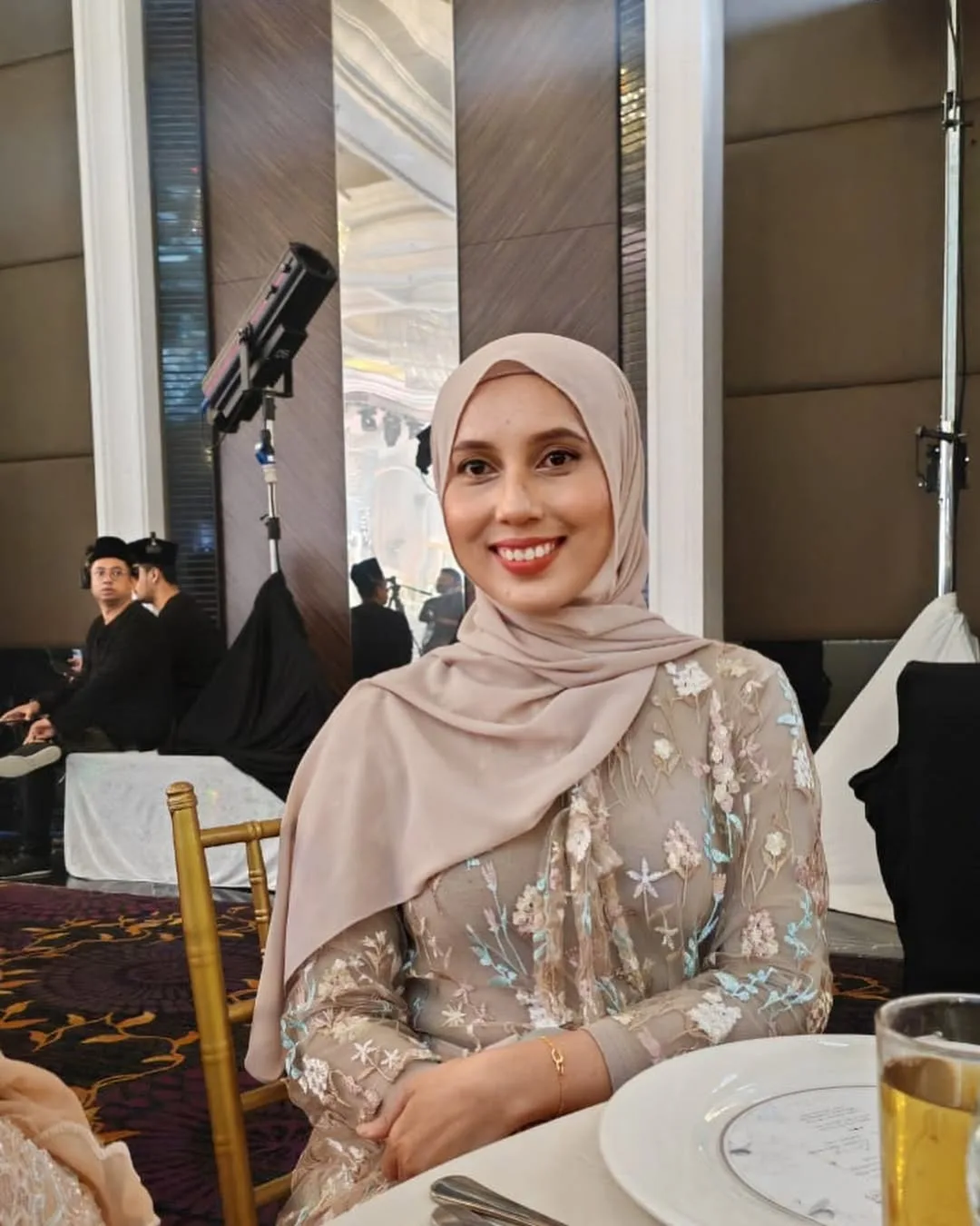 Bertugas Sebagai Pramugari & Anggun Berhijab, Cantik Nelissa Senrose Kakak Sulung Adik-Beradik Senrose!