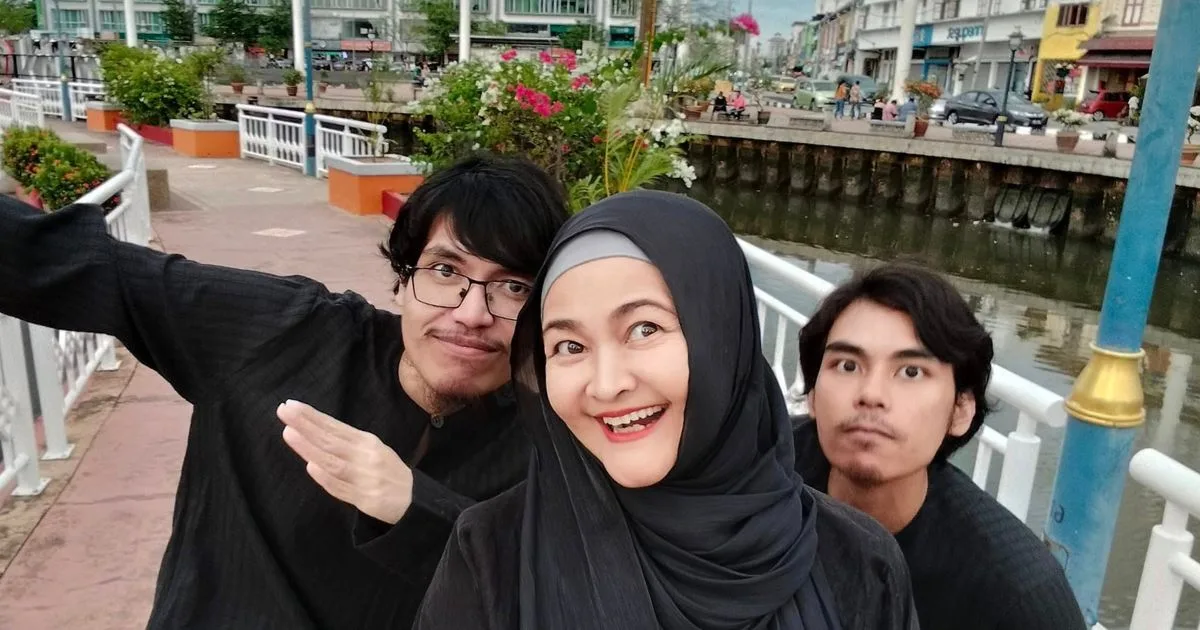Anak Sulung Hidap Gastroperesis, Raja Ema Gigih Cari Rezeki Jual Acar & Menyanyi!