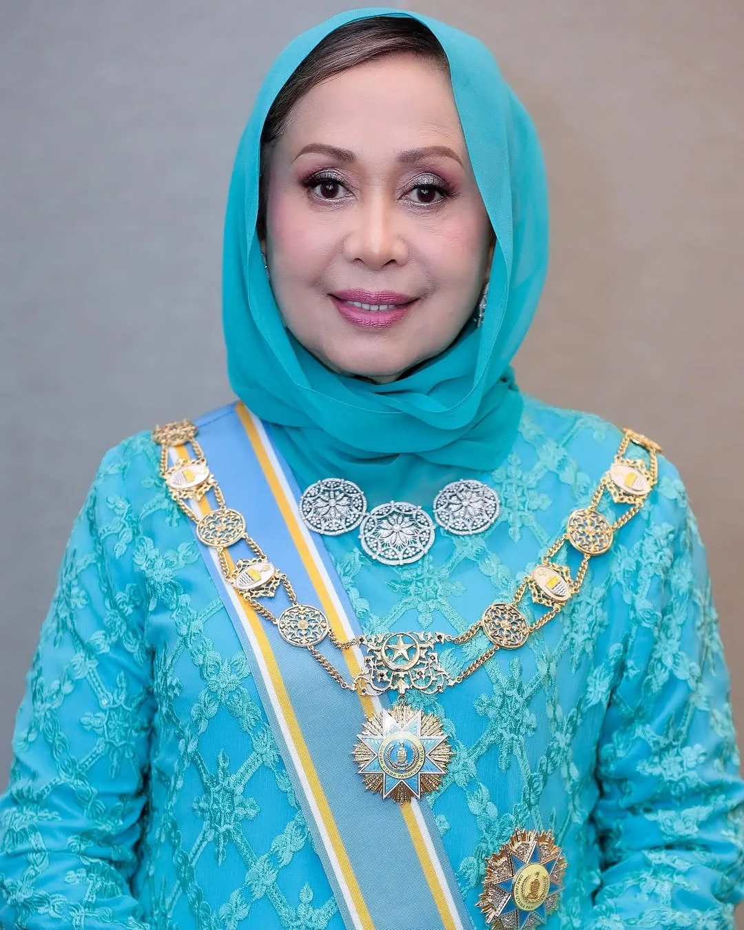 Jelita Usia 77 Tahun & Nenek 7 Cucu, Terpikat Wajah Awet Muda Toh Puan Raja Noora Isteri Yang Di-Pertua Negeri Pulau Pinang!