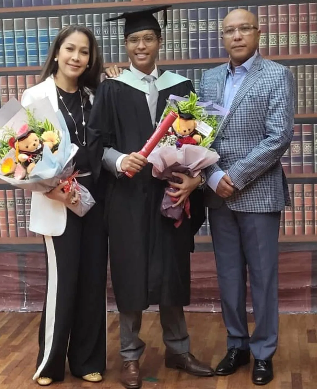 Anak Sulung Cecah Usia 27 Tahun, Datin Arianie Titip Doa Buat Anak & Kejelitaan Isteri Dato’ Hattan Usia 53 Ini Raih Tumpuan! 56 Anak Sulung Cecah Usia 27 Tahun, Datin Arianie Titip Doa Buat Anak & Kejelitaan Isteri Dato’ Hattan Usia 53 Ini Raih Tumpuan!