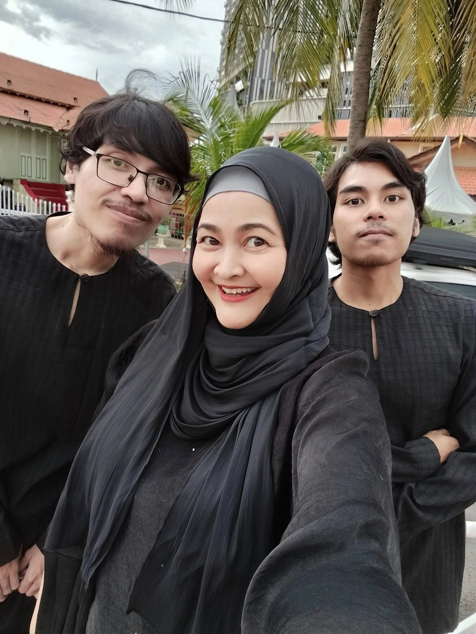 Anak Sulung Hidap Gastroperesis, Raja Ema Gigih Cari Rezeki Jual Acar & Menyanyi!