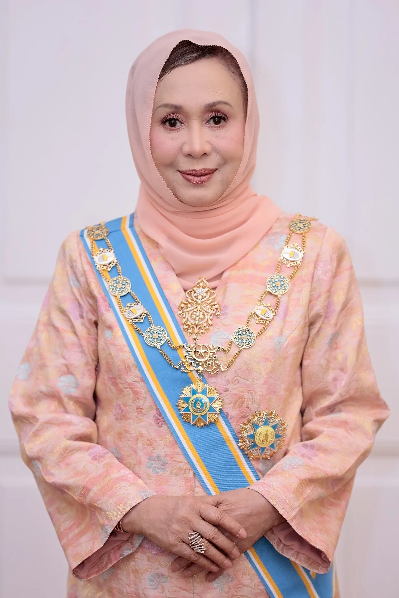 Jelita Usia 77 Tahun & Nenek 7 Cucu, Terpikat Wajah Awet Muda Toh Puan Raja Noora Isteri Yang Di-Pertua Negeri Pulau Pinang!