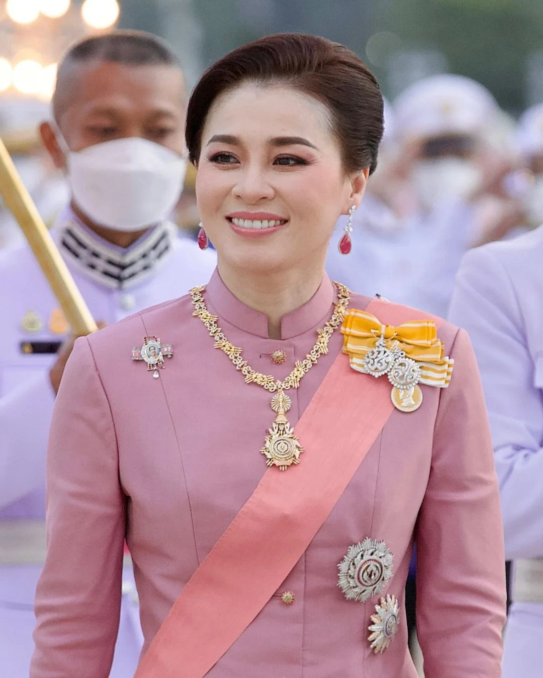 Cantik Asli Usia 47 Tahun, Permaisuri Suthida Bekas Pengawal Peribadi Diraja Pikat Hati Raja Thailand!