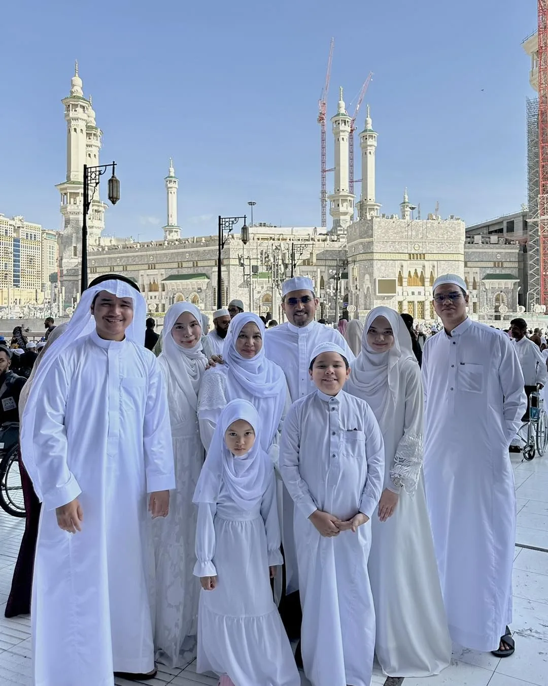 Hebat Prof Datin Dr Irwani, Isteri Dato’ Dr Asyraf Ini Terpelajar, Ibu 6 Anak & Lancar Buku Kewangan Islam!