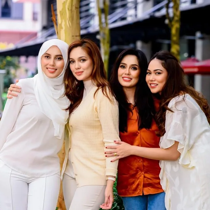 Bertugas Sebagai Pramugari & Anggun Berhijab, Cantik Nelissa Senrose Kakak Sulung Adik-Beradik Senrose!