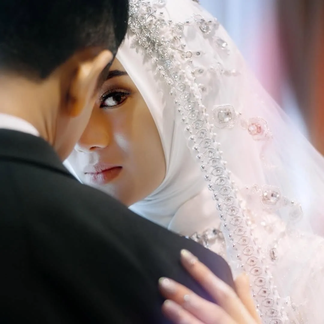 Busana Resepsi Rekaan Ivan Gunawan Serlah Kecantikan Asli Clara Shinta, Angkat Tradisi Kaum Batak