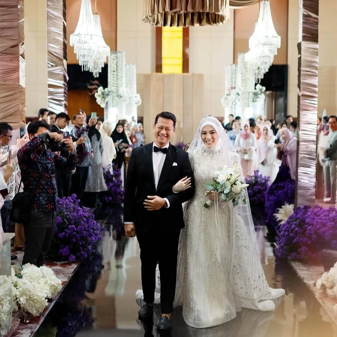 Busana Resepsi Rekaan Ivan Gunawan Serlah Kecantikan Asli Clara Shinta, Angkat Tradisi Kaum Batak