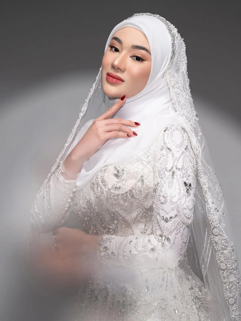 Busana Resepsi Rekaan Ivan Gunawan Serlah Kecantikan Asli Clara Shinta, Angkat Tradisi Kaum Batak