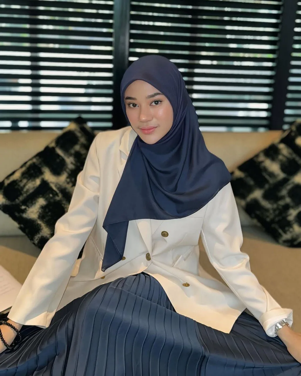 Busana Resepsi Rekaan Ivan Gunawan Serlah Kecantikan Asli Clara Shinta, Angkat Tradisi Kaum Batak