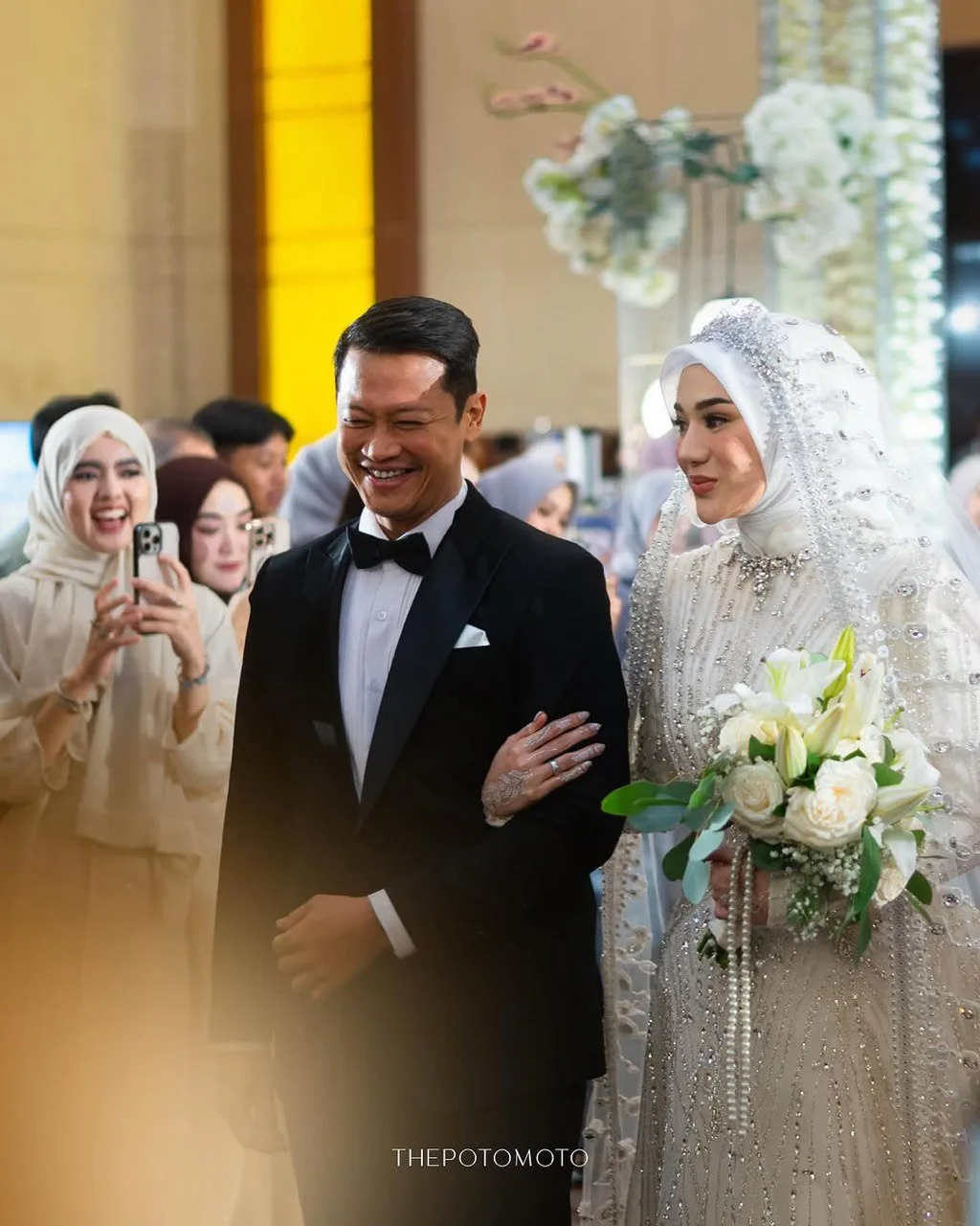 Busana Resepsi Rekaan Ivan Gunawan Serlah Kecantikan Asli Clara Shinta, Angkat Tradisi Kaum Batak