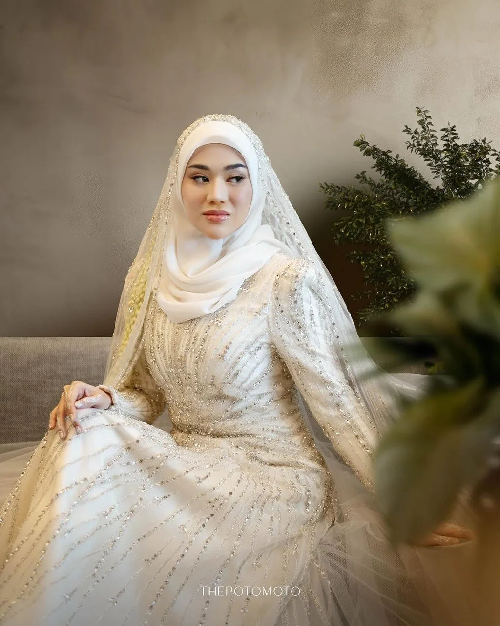 Busana Resepsi Rekaan Ivan Gunawan Serlah Kecantikan Asli Clara Shinta, Angkat Tradisi Kaum Batak