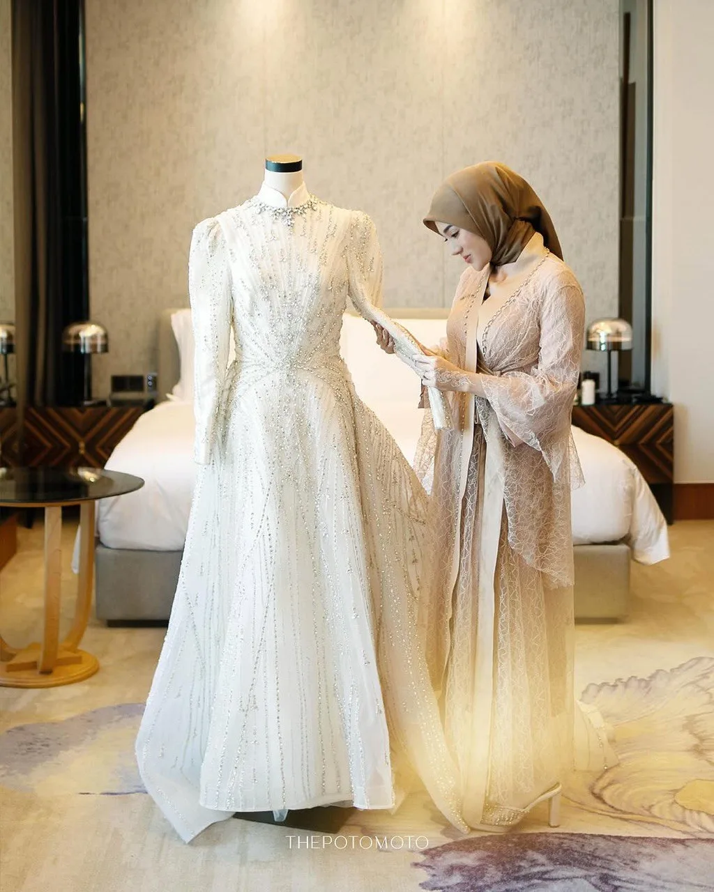 Busana Resepsi Rekaan Ivan Gunawan Serlah Kecantikan Asli Clara Shinta, Angkat Tradisi Kaum Batak