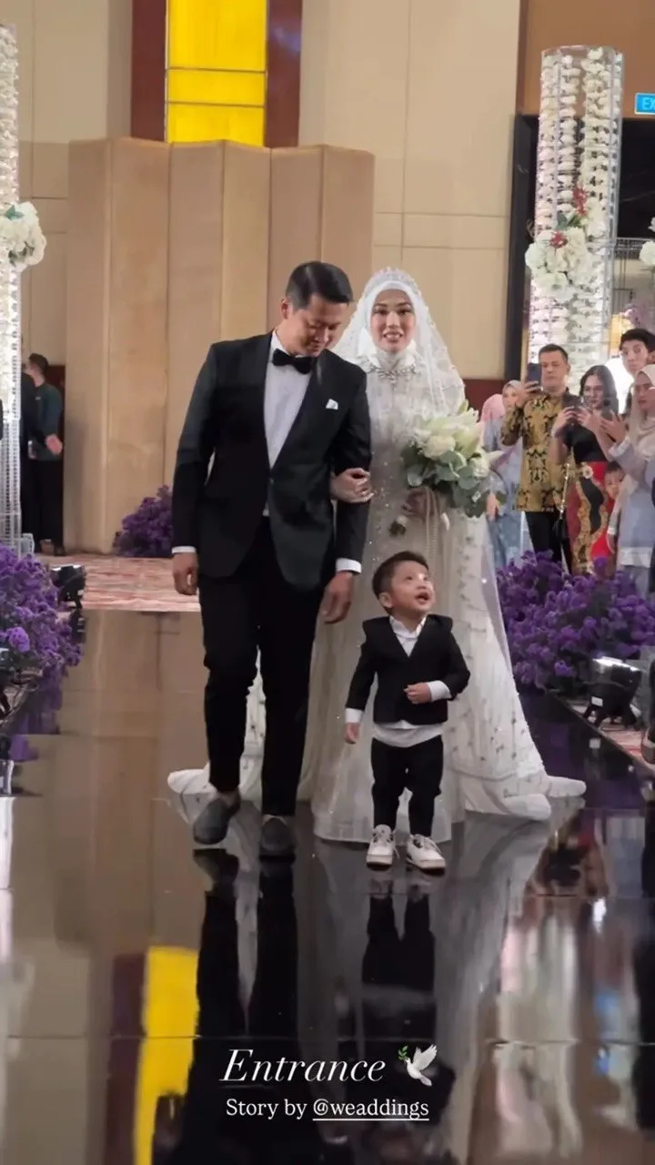 Busana Resepsi Rekaan Ivan Gunawan Serlah Kecantikan Asli Clara Shinta, Angkat Tradisi Kaum Batak