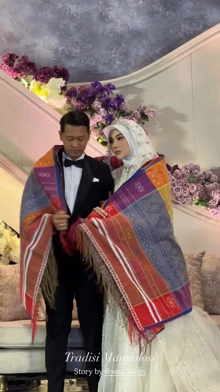 Busana Resepsi Rekaan Ivan Gunawan Serlah Kecantikan Asli Clara Shinta, Angkat Tradisi Kaum Batak