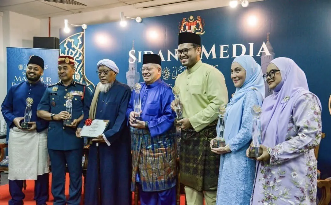 Anak Jati Sarawak Dayang Nur’ Maisarah Lakar Sejarah, Dinobat Tokoh Belia Harapan Maulidur Rasul 2025