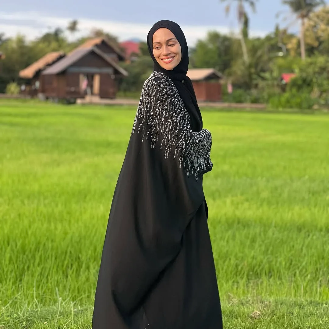 “Hidup Ini Bukan Tentang Mengejar Dunia Tapi Tentang Damai” Genap 43 Tahun NATASHA HUDSON Pilih Bersederhana