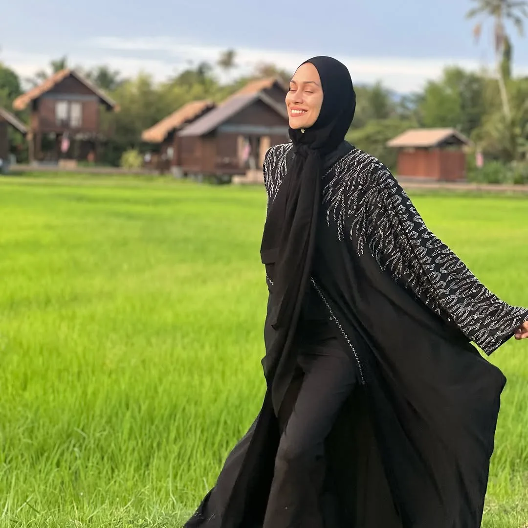 “Hidup Ini Bukan Tentang Mengejar Dunia Tapi Tentang Damai” Genap 43 Tahun NATASHA HUDSON Pilih Bersederhana