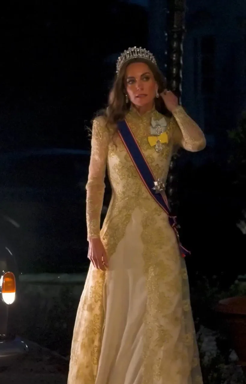 Mahkota Mutiara Kesayangan Puteri Diana Serlah Kecantikan Kate Middleton, Gaun Renda Pelengkap Gaya