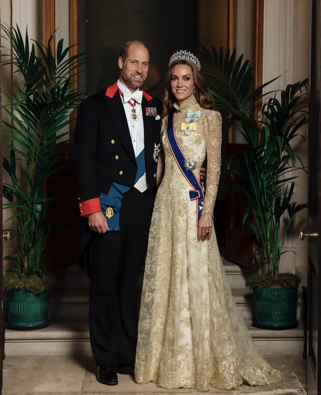 Mahkota Mutiara Kesayangan Puteri Diana Serlah Kecantikan Kate Middleton, Gaun Renda Pelengkap Gaya