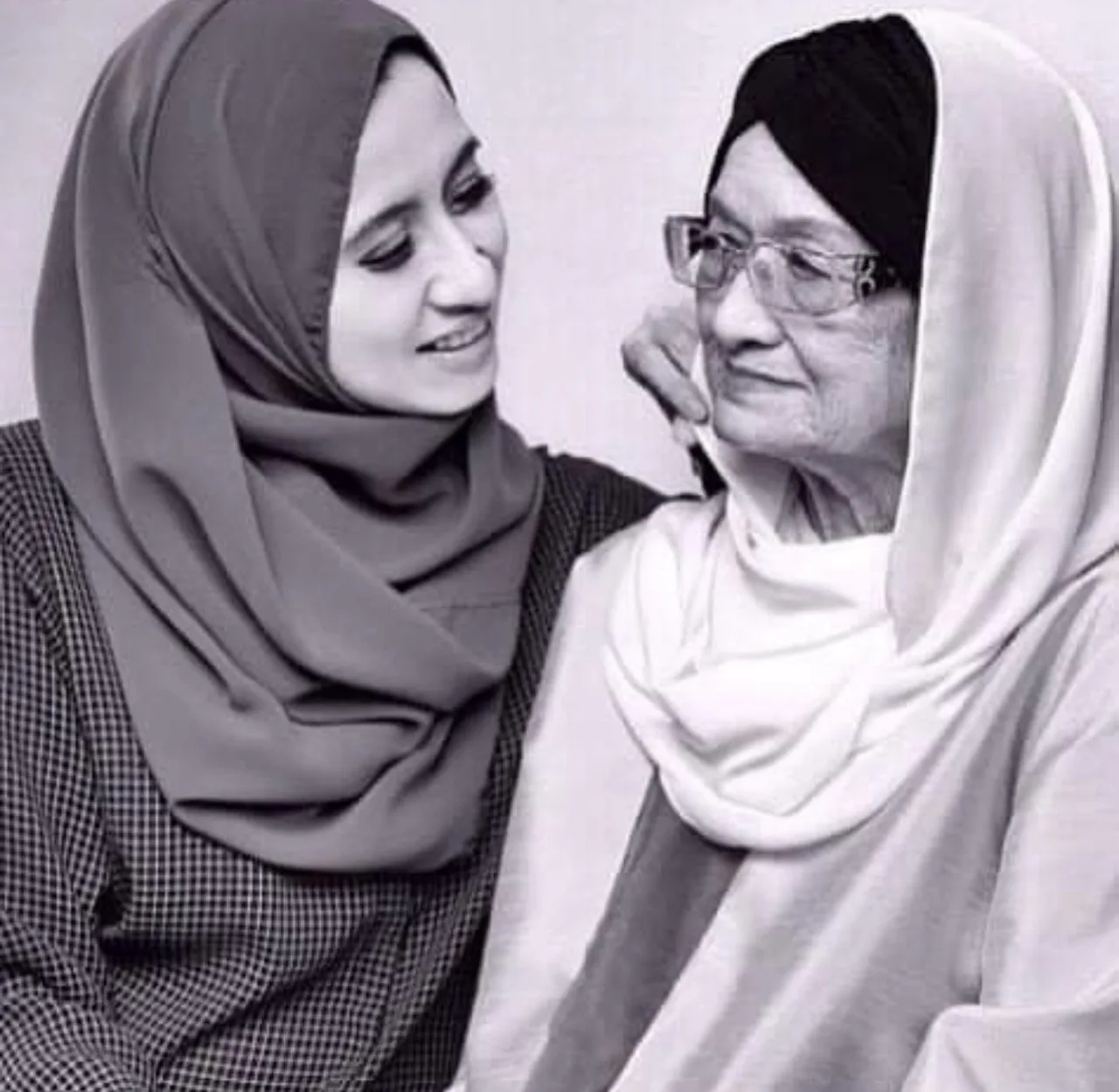 Usia Perkahwinan Cecah 25 Tahun, Melissa Saila Kini Bahagia Bersama Suami & Tiga Anak 49 Usia Perkahwinan Cecah 25 Tahun, Melissa Saila Kini Bahagia Bersama Suami & Tiga Anak