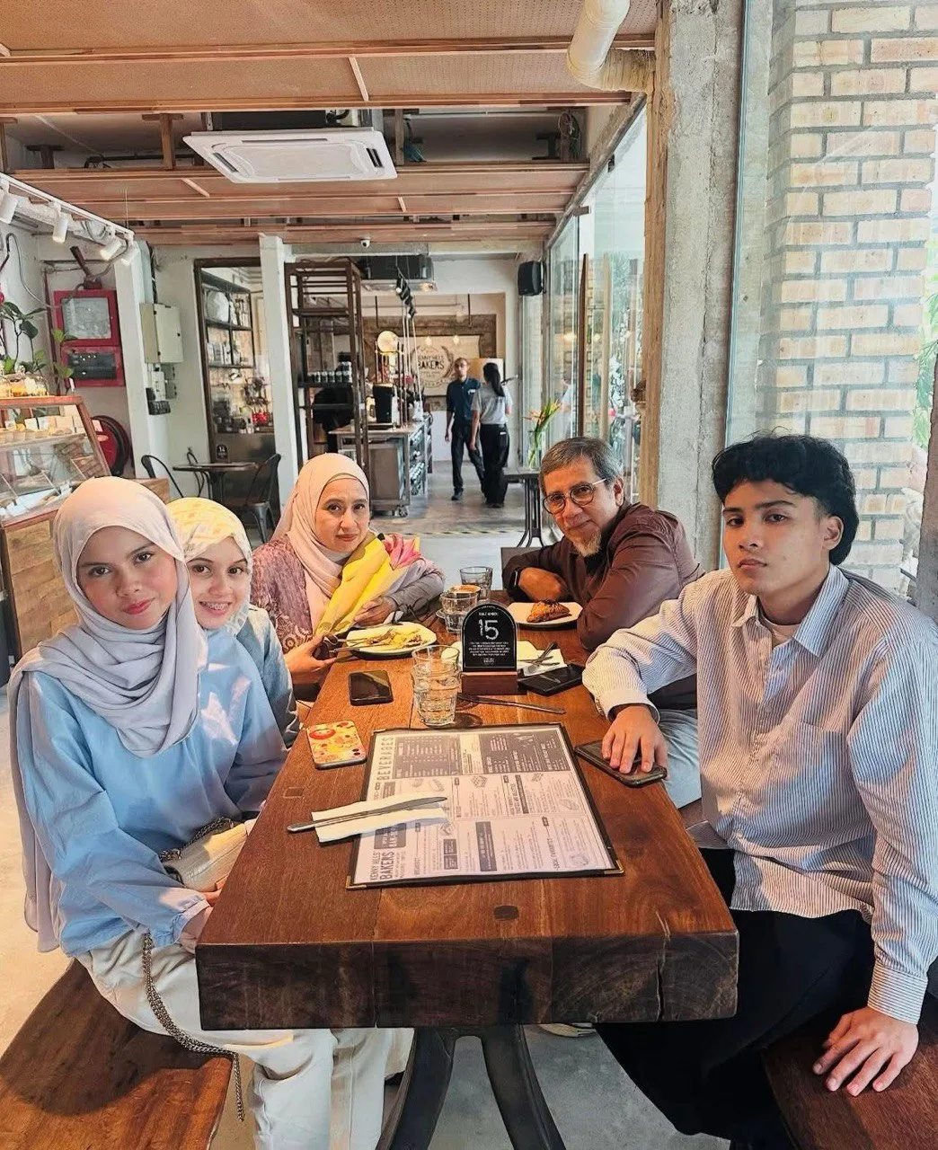 Usia Perkahwinan Cecah 25 Tahun, Melissa Saila Kini Bahagia Bersama Suami & Tiga Anak 51 Usia Perkahwinan Cecah 25 Tahun, Melissa Saila Kini Bahagia Bersama Suami & Tiga Anak