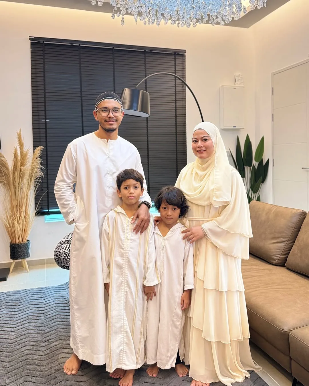 Usia Perkahwinan Cecah Sedekad, Haziq Rosebi Titip Ucapan Buat Isteri Sempena Anniversary! 14 Usia Perkahwinan Cecah Sedekad, Haziq Rosebi Titip Ucapan Buat Isteri Sempena Anniversary!