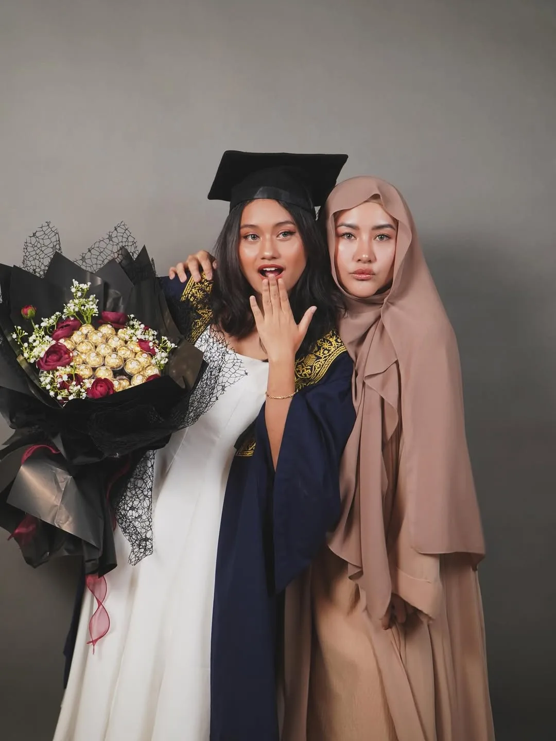 Tenang Tengok Penampilan Sopan Penyanyi Ini, Wajah Terkini Dayang Erema Berniaga Abaya & Ada Anak Bijak! 9 Tenang Tengok Penampilan Sopan Penyanyi Ini, Wajah Terkini Dayang Erema Berniaga Abaya & Ada Anak Bijak!