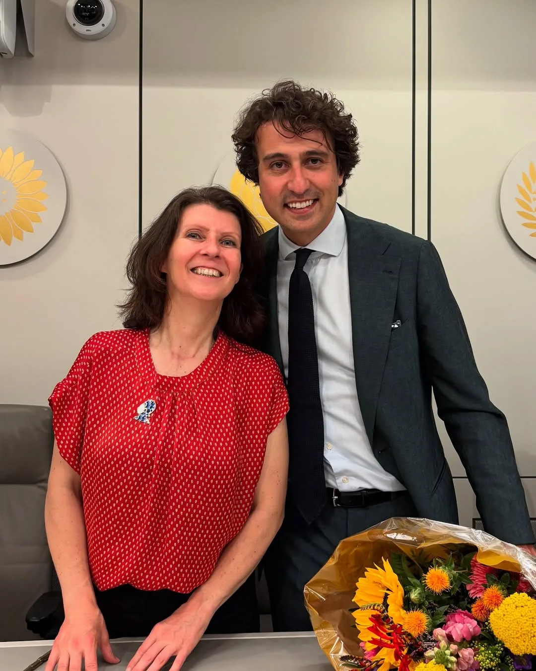 Cara ‘Rare’ Solidariti Ahli Parlimen Belanda Ini, Dihalang Pakai Baju Ala Bendera Palestin & Kembali Dengan Baju Cetakan Tembikai!