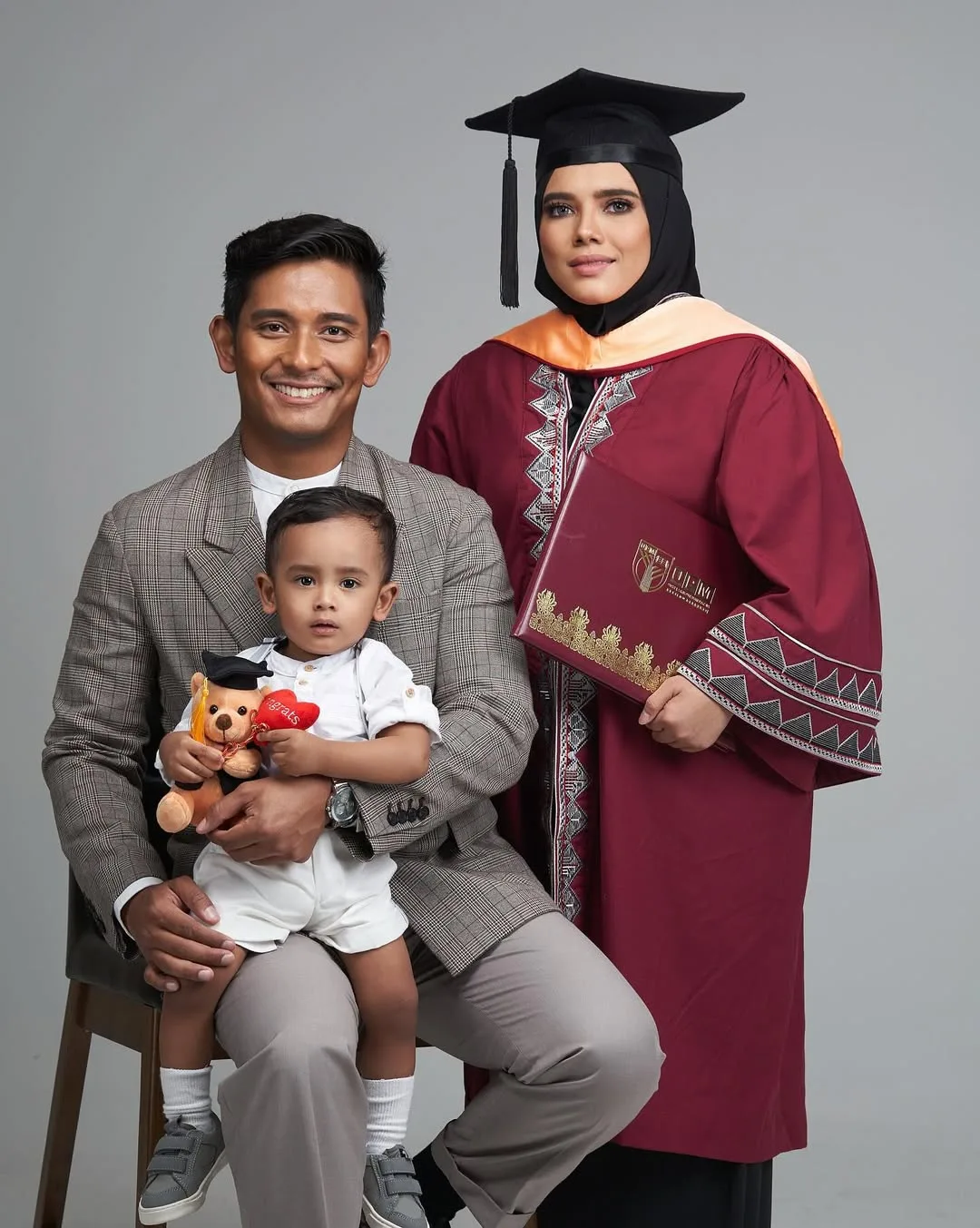 Ada ‘Master’ Ekonomi & Dibesarkan Dengan Didikan Agama Yang Baik, Terpikat Kesederhanaan Isteri Designer Ini! 23 Ada ‘Master’ Ekonomi & Dibesarkan Dengan Didikan Agama Yang Baik, Terpikat Kesederhanaan Isteri Designer Ini!