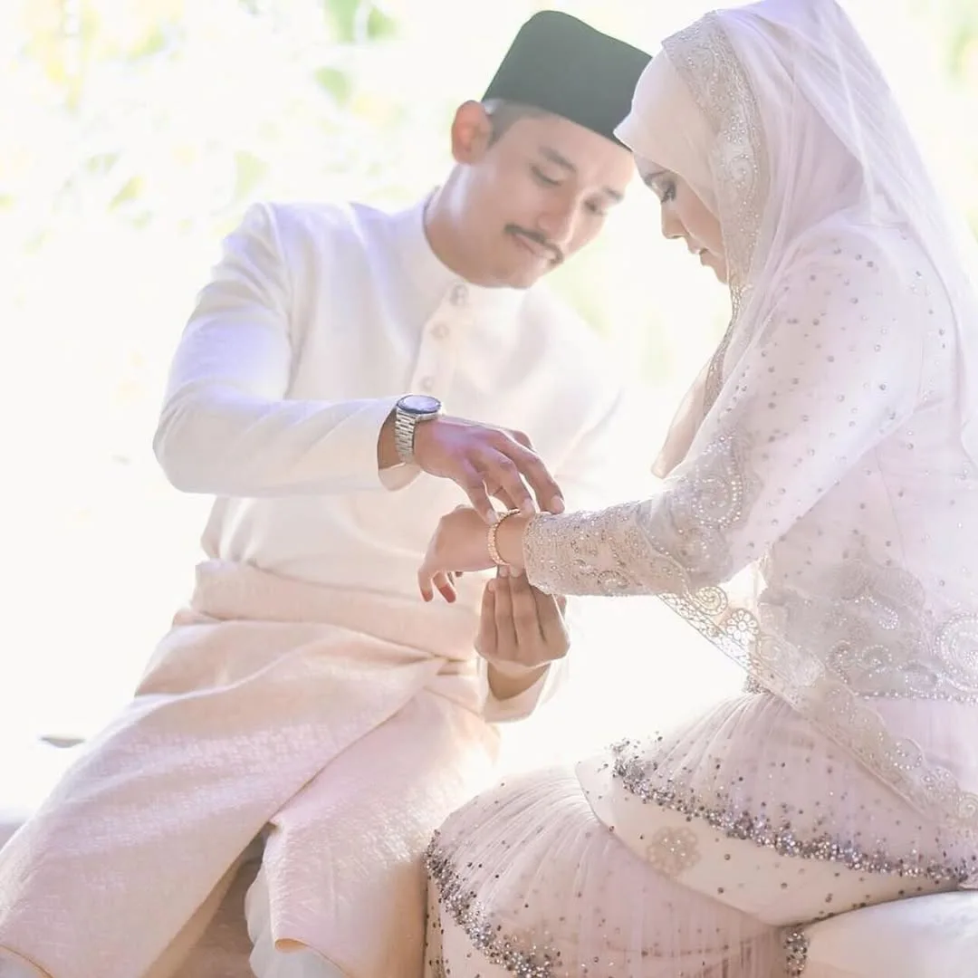 Ada ‘Master’ Ekonomi & Dibesarkan Dengan Didikan Agama Yang Baik, Terpikat Kesederhanaan Isteri Designer Ini!