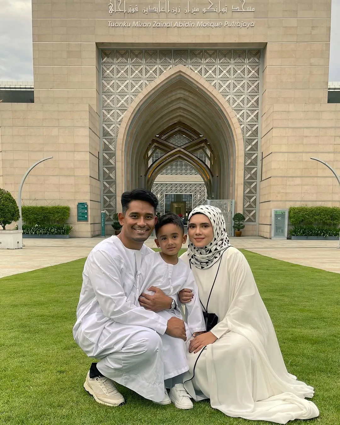 Ada ‘Master’ Ekonomi & Dibesarkan Dengan Didikan Agama Yang Baik, Terpikat Kesederhanaan Isteri Designer Ini! 21 Ada ‘Master’ Ekonomi & Dibesarkan Dengan Didikan Agama Yang Baik, Terpikat Kesederhanaan Isteri Designer Ini!