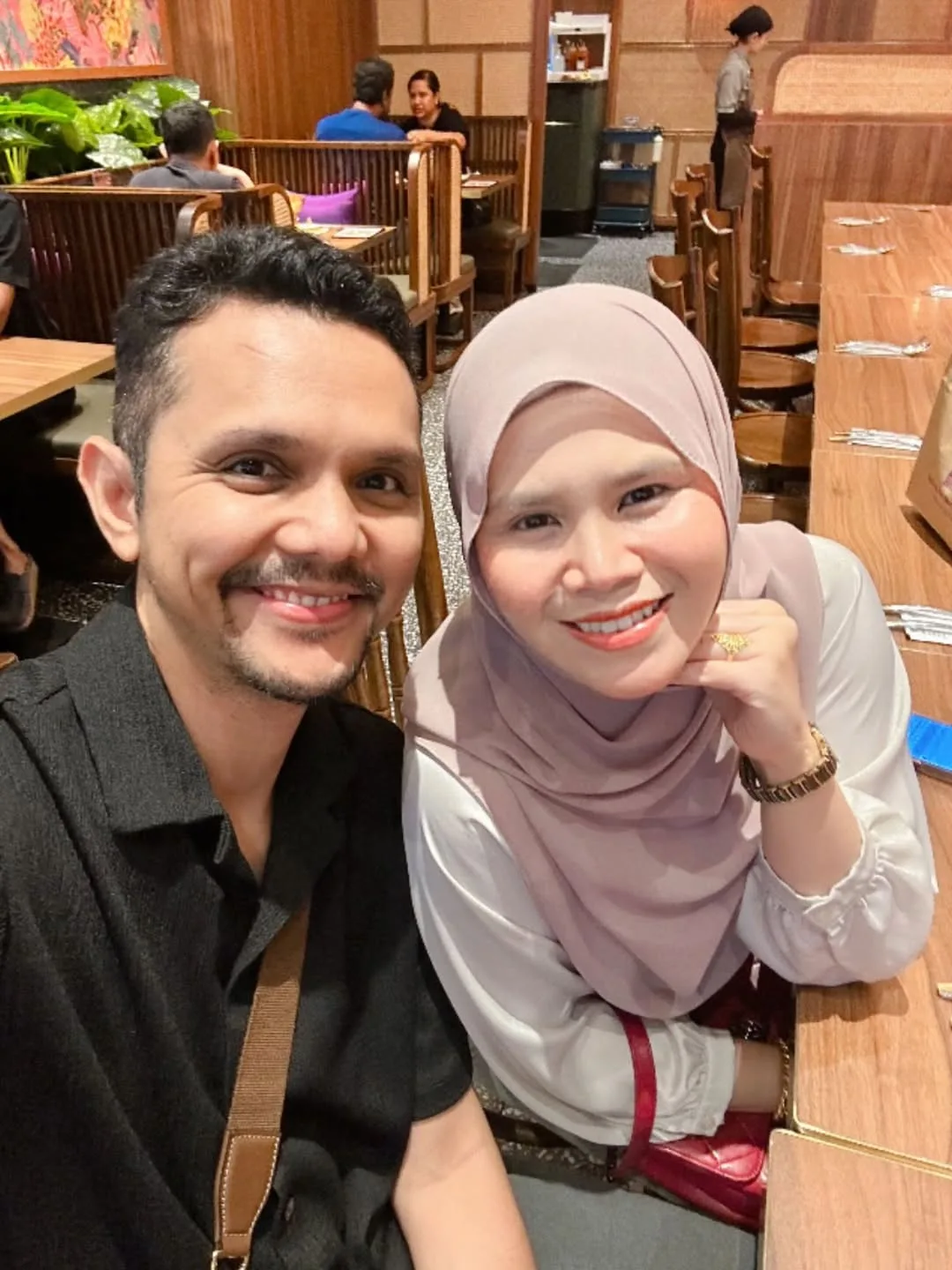 Bahagia 17 Tahun Kahwin, Selain Ligat Bisnes Khai Rosma Ada Badan Amal Sendiri Bantu Orang Memerlukan!